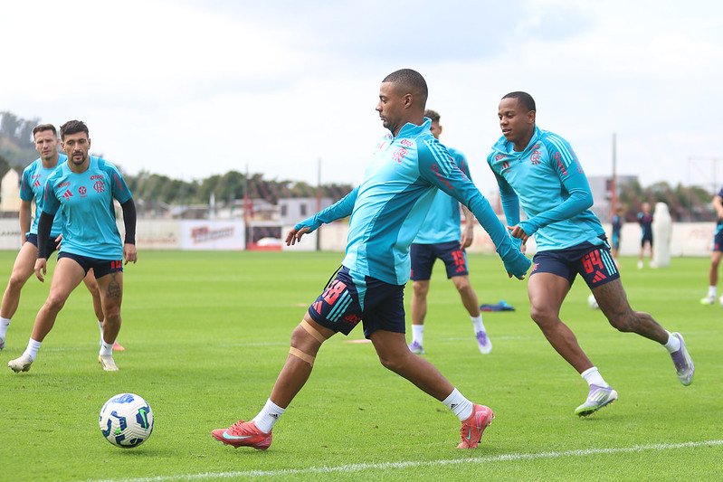 Flamengo tem retorno de De la Cruz, mas perde lateral contra o Inter pelo Brasileirão 4 De la Cruz em ação em treino do Flamengo — Foto: Gilvan de Souza / Flamengo