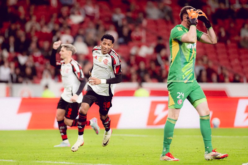 Pedro brilha, Flamengo vence Inter e dispara na liderança do Brasileirão 6 Plata comemora seu gol, o terceiro do Flamengo na vitória contra o Internacional no Beira-Rio - Foto: Adriano Fontes/Flamengo