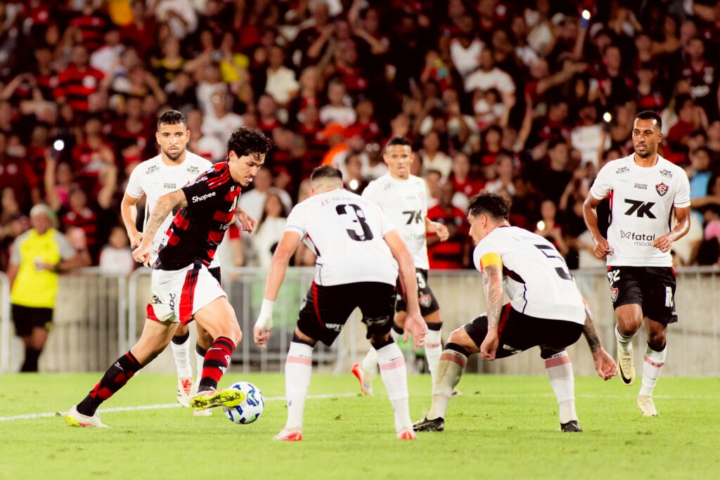 Flamengo nocauteia Vitória por 8 a 0 e Filipe Luís celebra: “jogo fantástico” 5 Pedro dá elástico no zagueiro antes de fazer gol em Flamengo 8x0 Vitória - Foto: Adriano Fontes/Flamengo