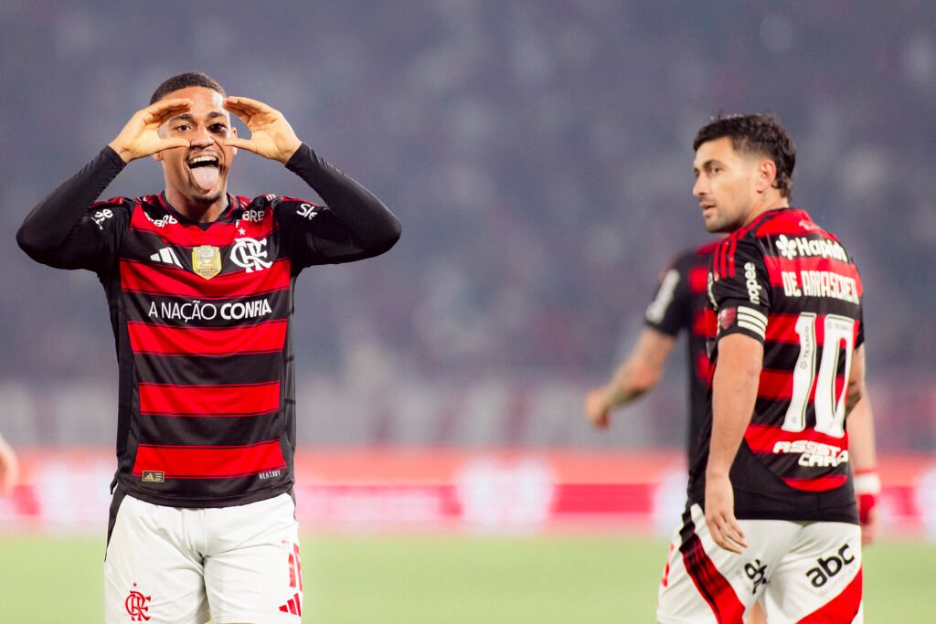 Flamengo nocauteia Vitória por 8 a 0 e Filipe Luís celebra: “jogo fantástico” 6 Samuel Lino comemora seu primeiro gol com a camisa do Flamengo - Foto: Adriano Fontes/Flamengo