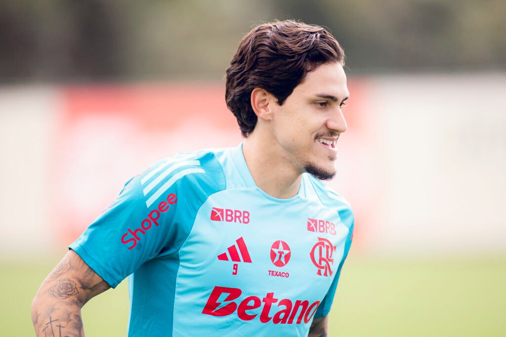 Após 8 a 0, Flamengo retorna com venda milionária, lesão confirmada e volta por cima de atacante 6 Pedro durante treino do Flamengo no Ninho do Urubu - Foto: Adriano Fontes/Flamengo