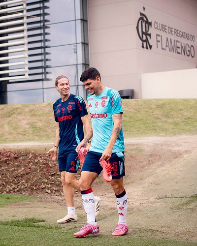 Ayrton Lucas chega para o treinamento ao lado de Filipe Luís - Foto: Adriano Fontes/Flamengo