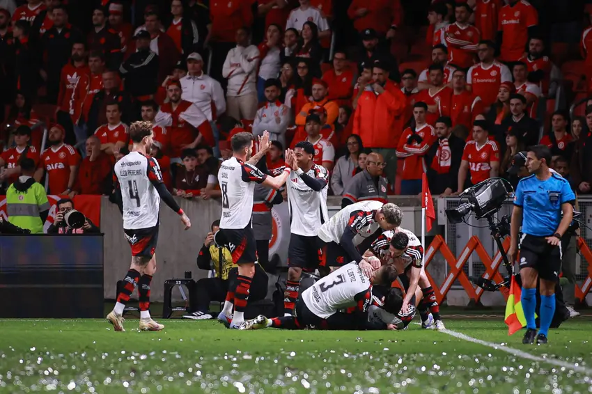Jogadores do Flamengo comemoram gol de Arrascaeta - Foto: Maxi Franzoi/AGIF