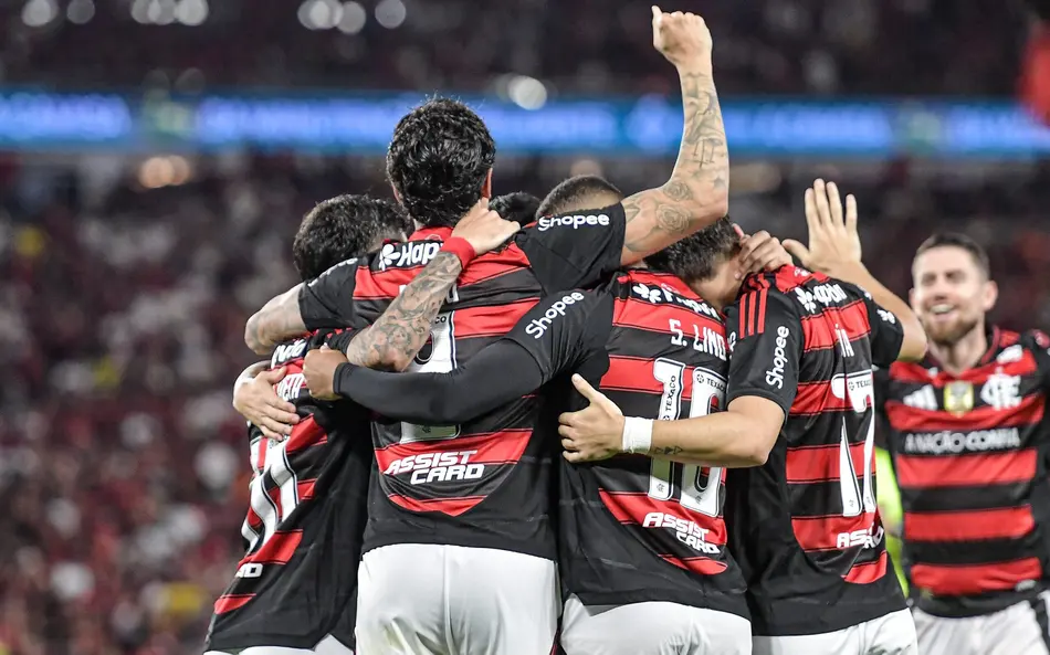 Flamengo comemora gol diante do Vitória no Maracanã - Foto: Thiago Ribeiro/AGIF