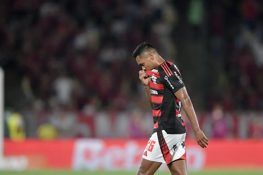 Após 8 a 0, Flamengo retorna com venda milionária, lesão confirmada e volta por cima de atacante 5 Alex Sandro durante Flamengo x Vitória - Foto: Thiago Ribeiro/AGIF