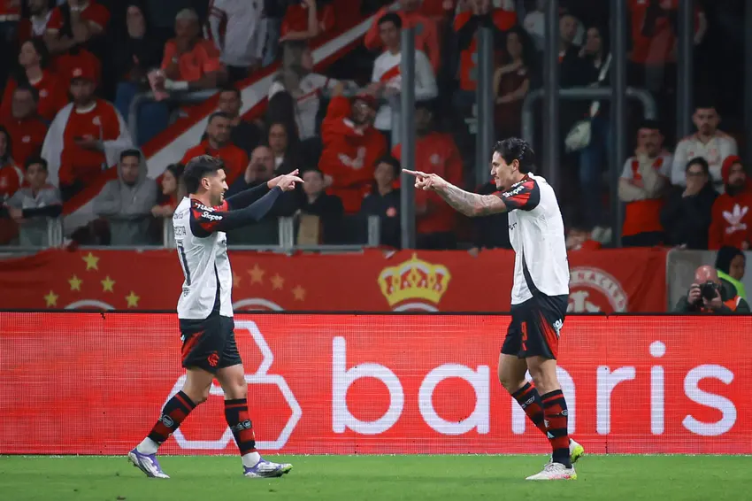 Pedro brilha, Flamengo vence Inter e dispara na liderança do Brasileirão 4 Arrascaeta e Pedro comemoram gol do Flamengo diante do Internacional, pela 20ª rodada do Brasileirão - Foto: Maxi Franzoi/AGIF