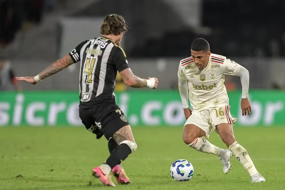 Erro decisivo derruba o Flamengo diante do Atlético-MG e pressiona equipe na Copa do Brasil 2 Samuel Lino parte para cima de Lyanco no Flamengo x Atlético-MG — Foto: Thiago Ribeiro / AGIF