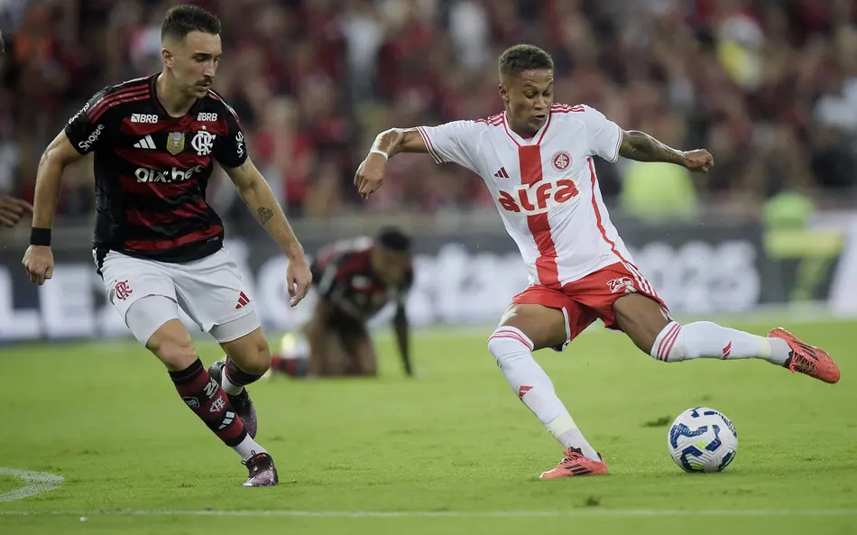 Flamengo tem retorno de De la Cruz, mas perde lateral contra o Inter pelo Brasileirão 6 Internacional e Flamengo duelam no Brasileirão, confronto marcado por equilíbrio histórico e decisões que influenciaram disputas de título (Foto: Alexandre Loureiro/AGIF)