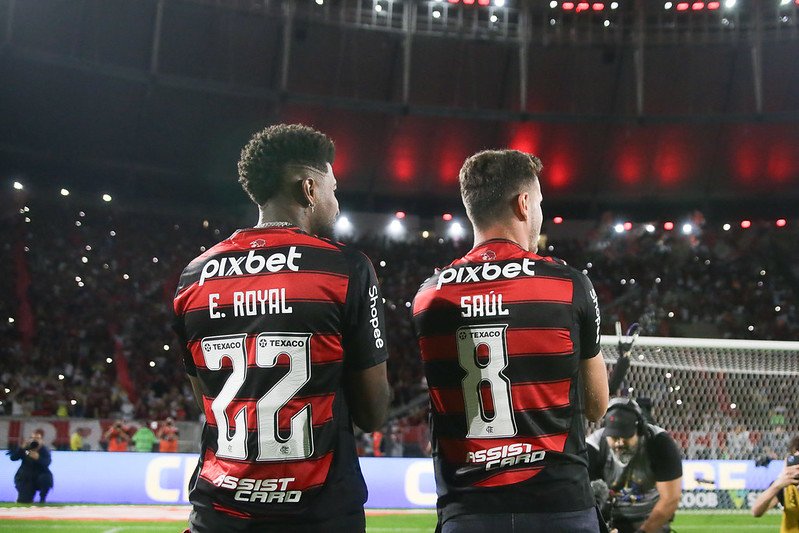 Saúl e Emerson Royal durante apresentação no Maracanã - Foto: Gilvan de Souza/Flamengo