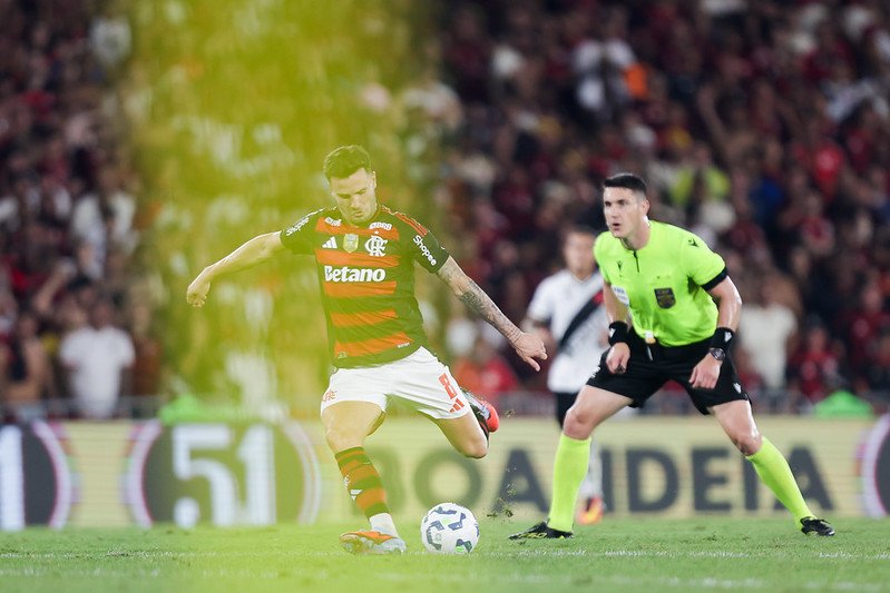 Saúl acerta chute no travessão em Flamengo x Vasco - Foto: Gilvan de Souza / Flamengo