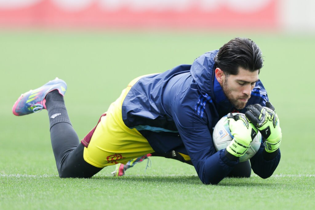 Bola aérea preocupa o Flamengo antes de decisão contra o Estudiantes na Libertadores 1 Rossi durante treino no Ninho do Urubu - Foto: Gilvan de Souza / Flamengo