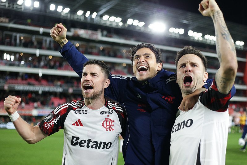 Jorginho, Pedro e Saúl comemoram classificação do Flamengo na Libertadores contra o Estudiantes - Foto: Gilvan de Souza/Flamengo