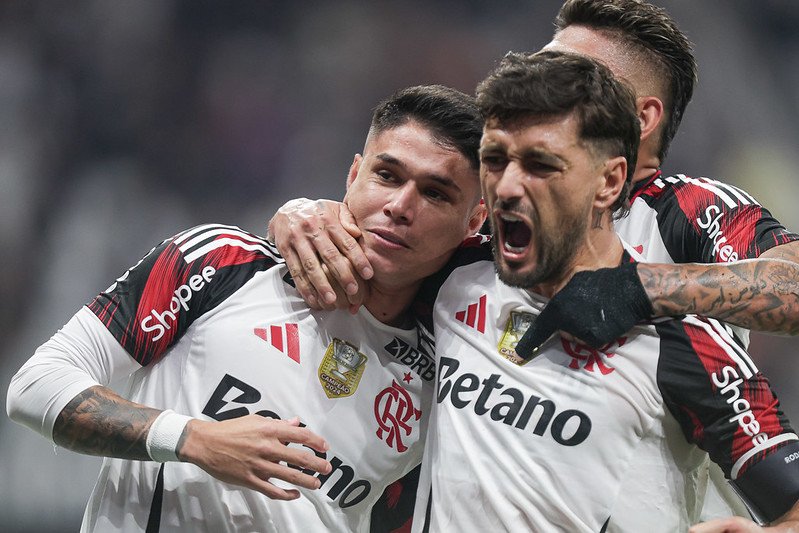 Flamengo vence Corinthians de virada com gols de Arrascaeta e Luiz Araújo - Foto: Gilvan de Souza/Flamengo