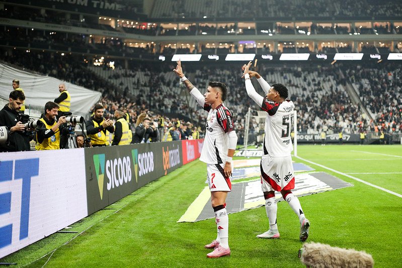 Flamengo vira sobre o Corinthians, consolida liderança e reforça credenciais de campeão no Brasileirão 2 Luiz Araújo faz o gol da vitória do Flamengo e celebra com sua comemoração característica - Foto: Gilvan de Souza/Flamengo