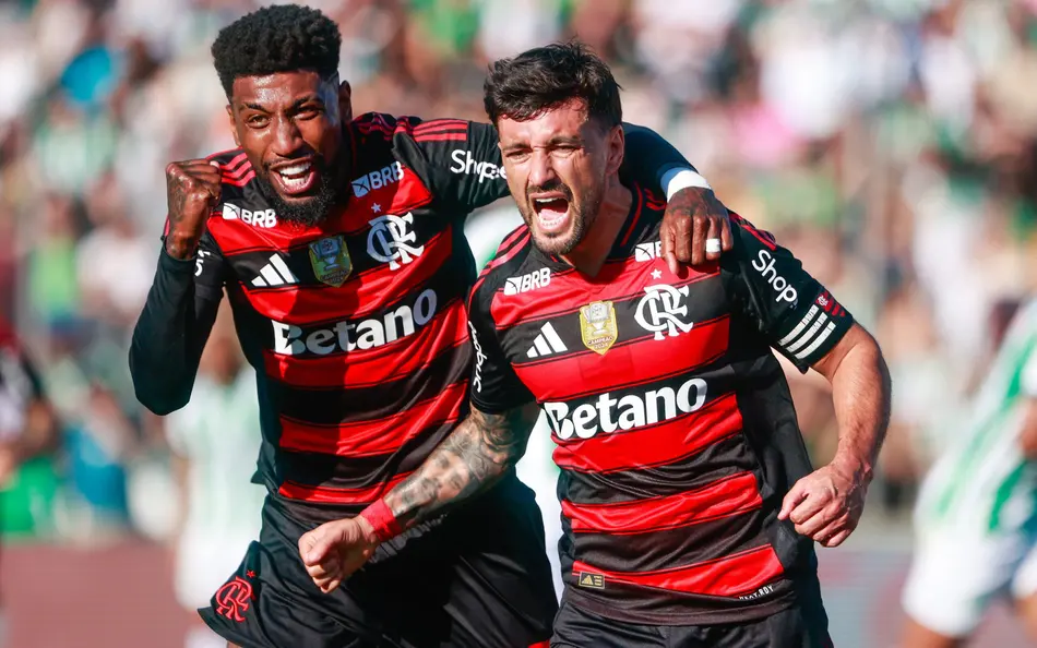 Arrascaeta e Emerson Royal comemoram gol do Flamengo contra o Juventude - Foto: Luiz Erbes/AGIF