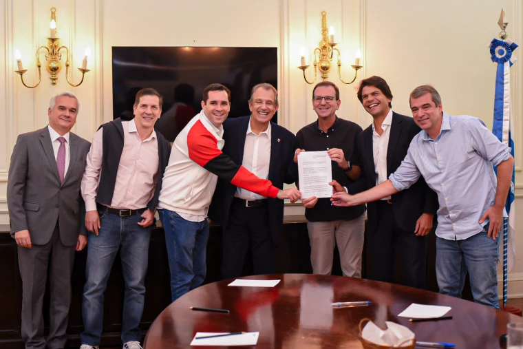 Presidente do Flamengo, Bap, confirma, ao lado do Prefeito, Eduardo Paes, o compromisso pelo estádio - Foto: Divulgação/Flamengo