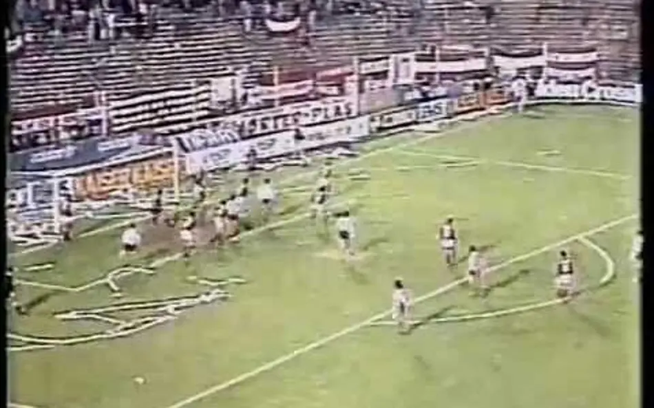 Flamengo e Estudiantes em confronto válido pela Supercopa Libertadores de 1991, em La Plata - Foto: Reprodução