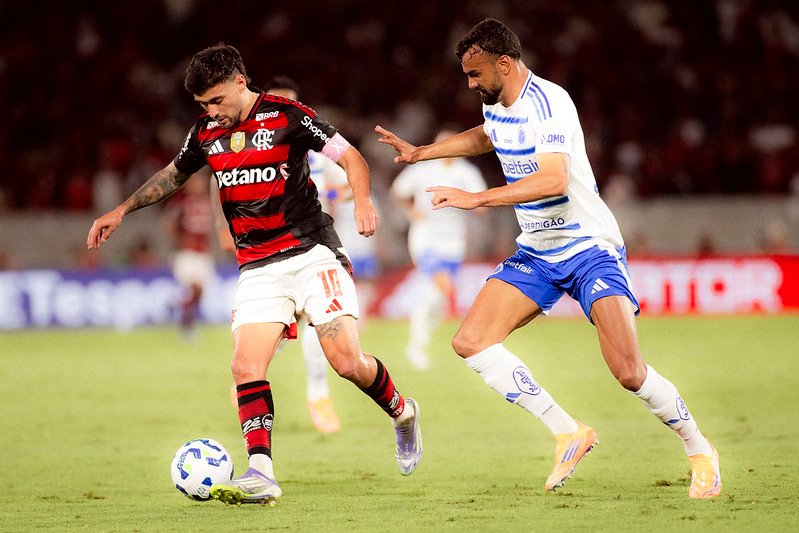 Arrascaeta em ação contra Fabrício Bruno no jogo Flamengo x Cruzeiro - Foto: Adriano Fontes/Flamengo