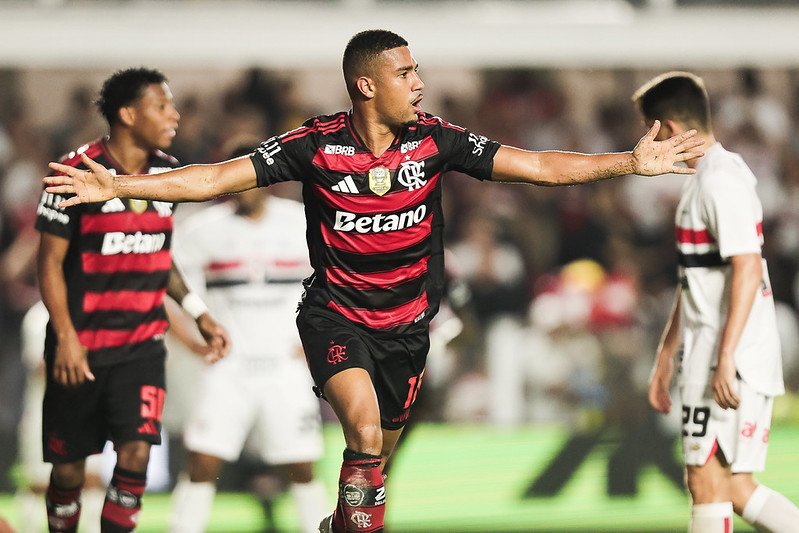 Samuel Lino comemora seu gol contra o São Paulo - Foto: Gilvan de Souza/Flamengo