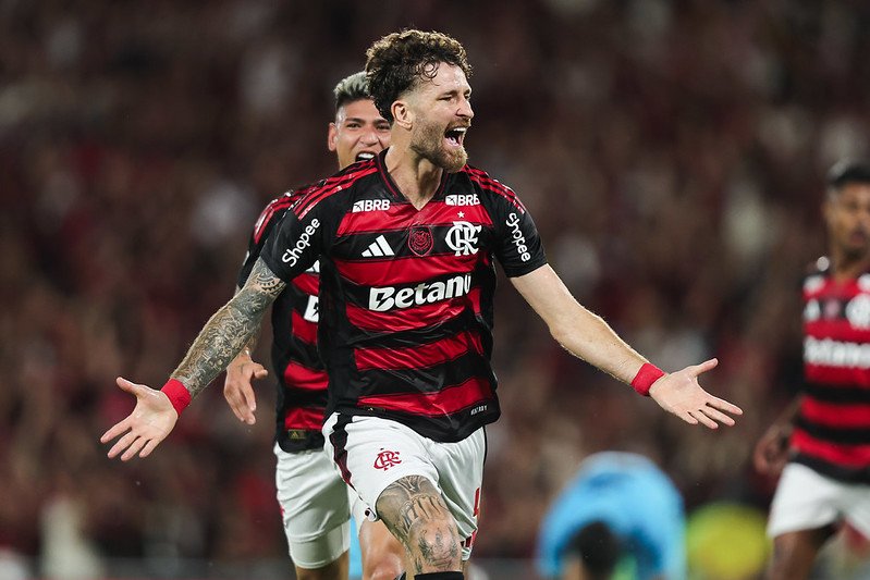 Léo Pereira comemora seu gol na vitória do Flamengo contra o Santos, por 3 a 2, no Maracanã - Foto: Gilvan de Souza/Flamengo