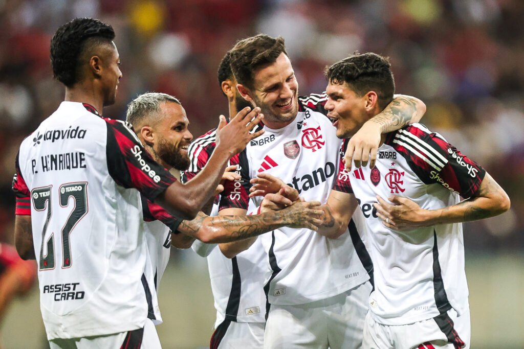 Jogadores comemoram gol de Ayrton Lucas contra o Sport - Foto: Gilvan de Souza/Flamengo