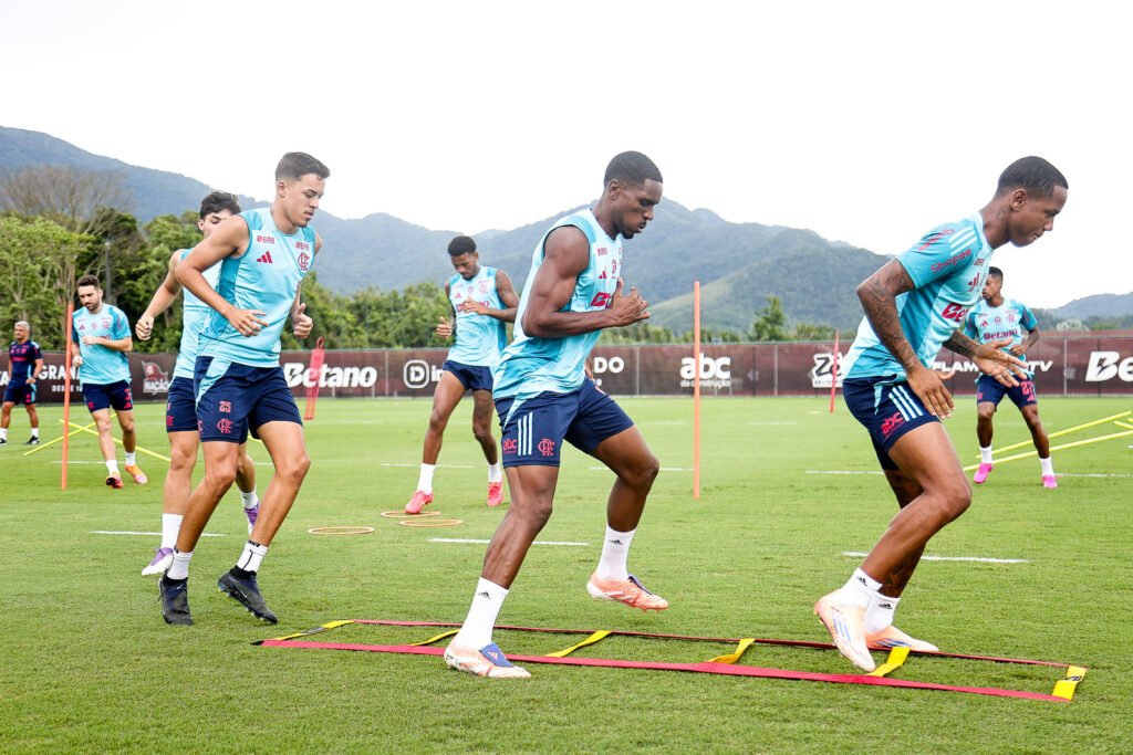 Jogadores do Flamengo durante treino no Ninho do Urubu - Foto: Gilvan de Souza/Flamengo