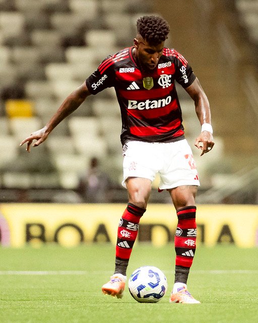 Emerson Royal em ação contra o Atlético-MG - Foto: Adriano Fontes/Flamengo