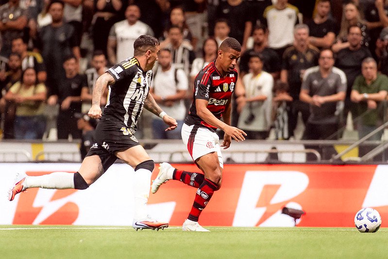 Samuel Lino em ação contra o Atlético-MG - Foto: Adriano Fontes/Flamengo