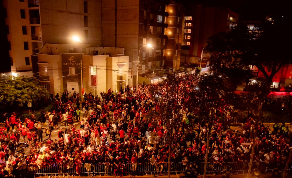 Recepção da torcida na chegada do Flamengo em Lima para a final da Libertadores - Foto: Adriano Fontes/Flamengo