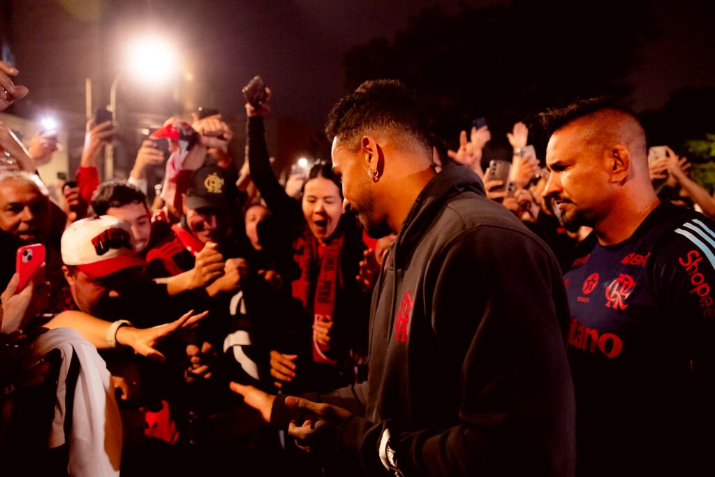 Recepção da torcida na chegada do Flamengo em Lima para a final da Libertadores - Foto: Adriano Fontes/Flamengo