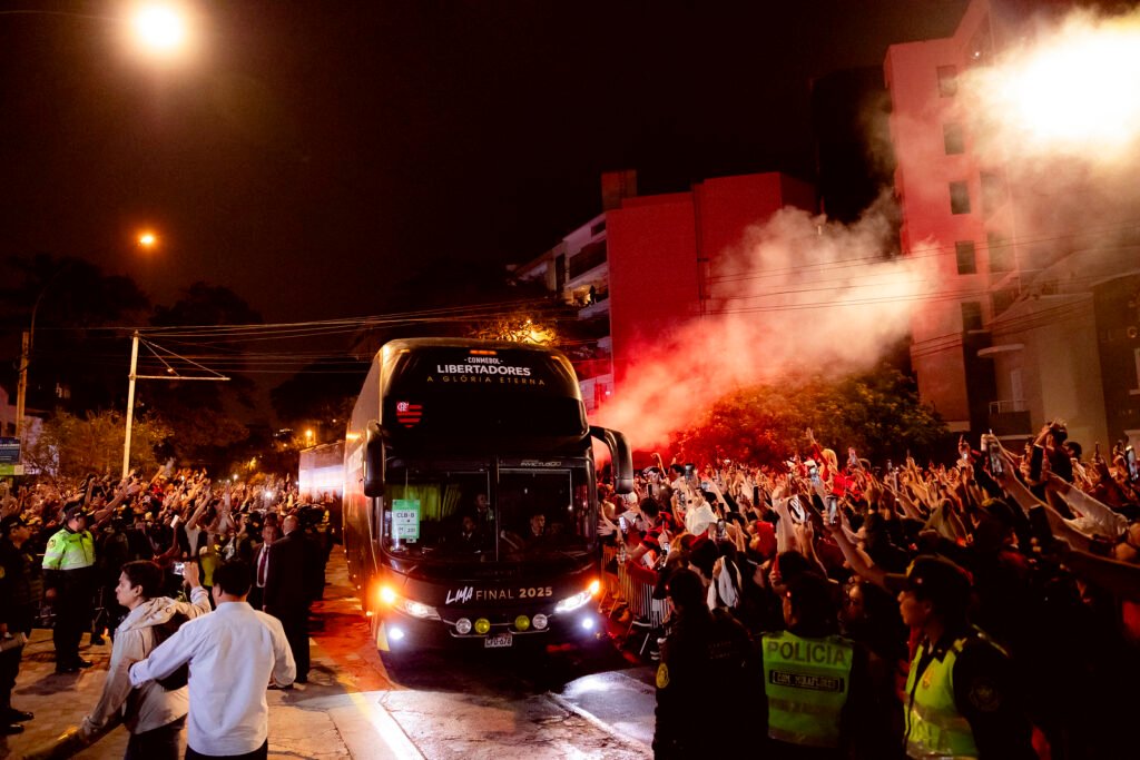 Recepção da torcida na chegada do Flamengo em Lima para a final da Libertadores - Foto: Adriano Fontes/Flamengo
