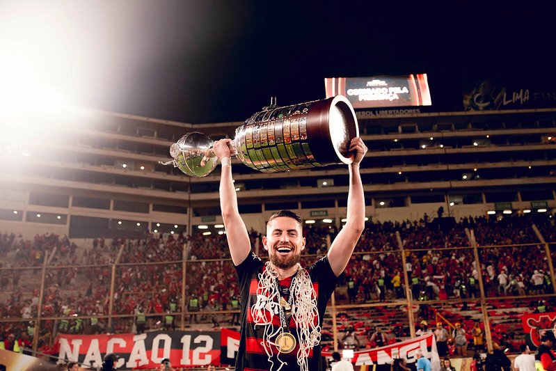 Jorginho, com a taça de campeão da Libertadores 2025 - Foto: Adriano Fontes/Flamengo