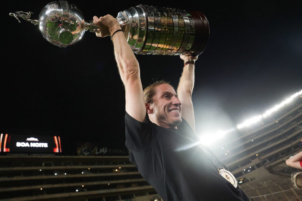 Filipe Luís, com a taça de campeão da Libertadores 2025 - Foto: Gilvan de Souza/Flamengo