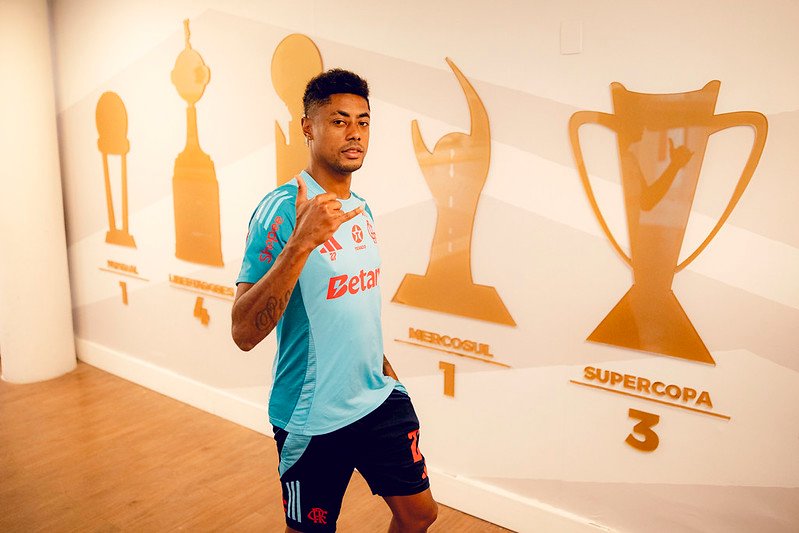 Flamengo planeja alterar logística do Intercontinental em caso de título antecipado do Brasileirão 1 Bruno Henrique e a parede de títulos atualizada com o tetra da Libertadores - Foto: Adriano Fontes/Flamengo