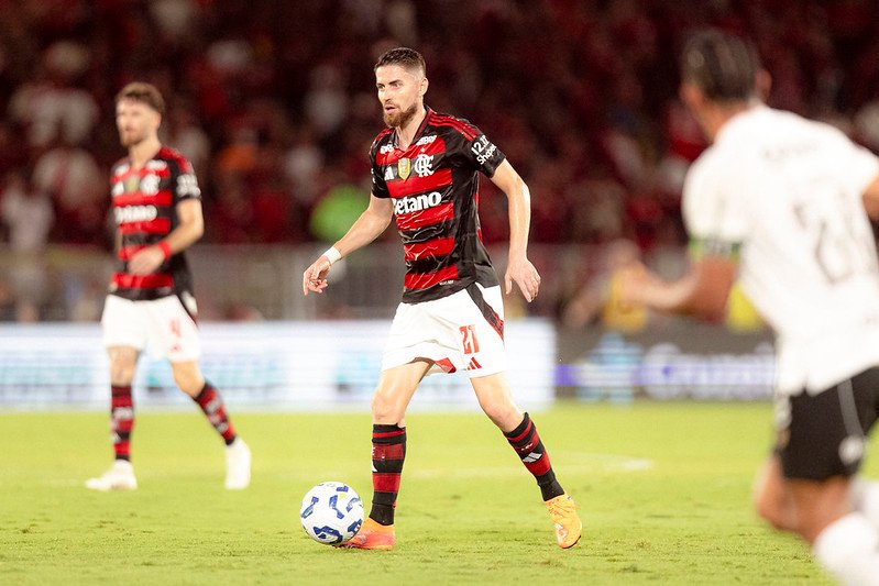 Jorginho em ação contra o Ceará, no Maracanã - Foto: Adriano Fontes/Flamengo