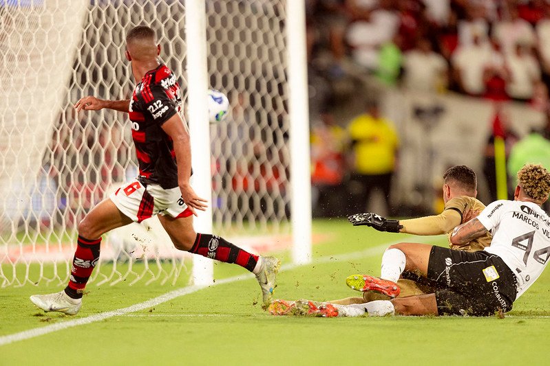 Flamengo domina a temporada e conquista o Brasileirão de 2025 com autoridade 2 Samuel Lino faz o gol do título brasileiro contra o Ceará, no Maracanã - Foto: Adriano Fontes/Flamengo