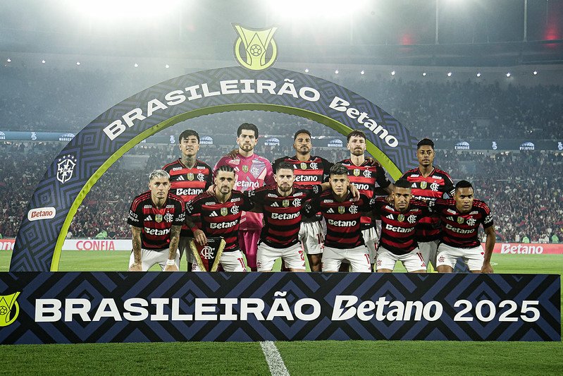Time do Flamengo na vitória contra o Ceará, no Maracanã - Foto: Gilvan de Souza/Flamengo