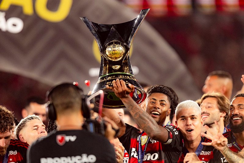 Flamengo domina a temporada e conquista o Brasileirão de 2025 com autoridade 1 Flamengo é campeão brasileiro pela nona vez em sua história - Foto: Adriano Fontes/Flamengo