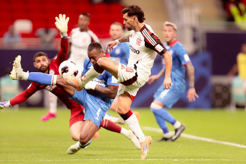 Arrascaeta decide e Flamengo mantém vivo o sonho do bi mundial 2 Arrascaeta faz seu segundo gol na vitória do Flamengo contra o Cruz Azul pelo Intercontinental - Foto: Adriano Fontes/Flamengo