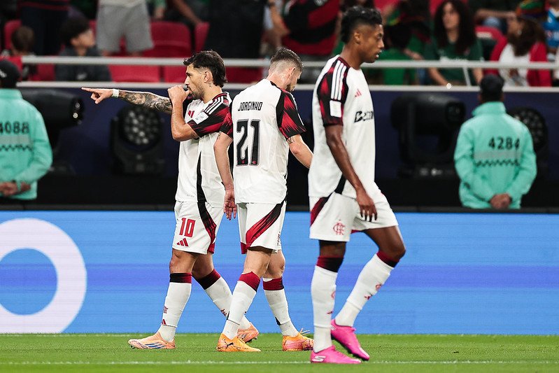 Arrascaeta decide e Flamengo mantém vivo o sonho do bi mundial 3 Arrascaeta comemora gol contra o Cruz azul e homenageia seu filho, Milano - Foto: Gilvan de Souza/Flamengo