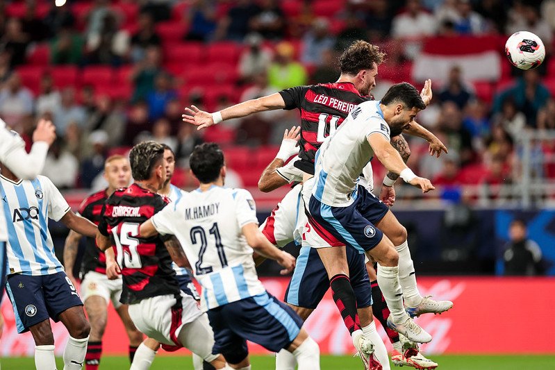 Flamengo usa a cabeça, vence o Pyramids e fica a um passo de conquistar o mundo novamente 1 Léo Pereira faz o primeiro gol do Flamengo contra o Pyramids na vitória por 2 a 0 - Foto: Gilvan de Souza/Flamengo