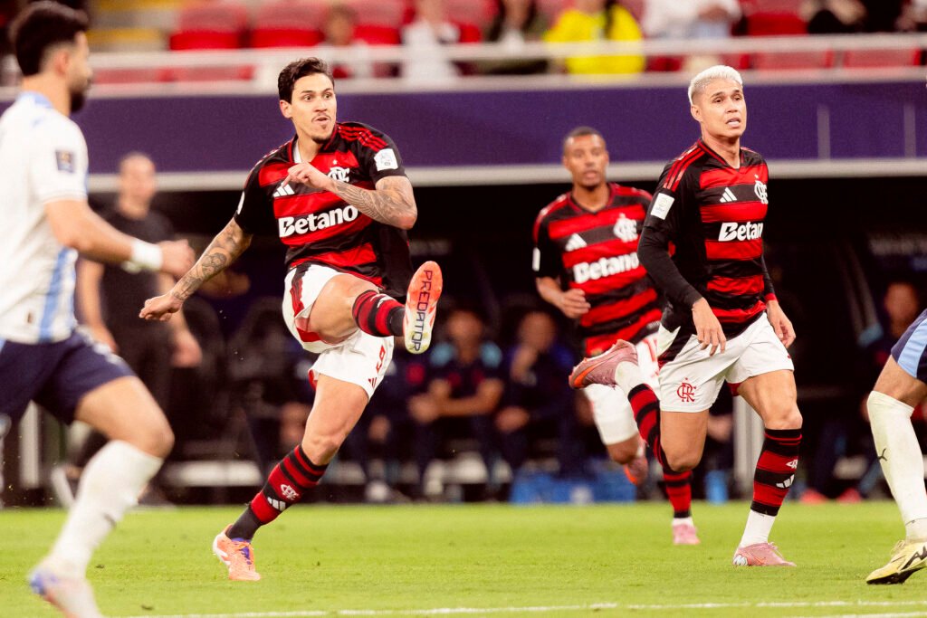 Flamengo usa a cabeça, vence o Pyramids e fica a um passo de conquistar o mundo novamente 3 Pedro voltou de lesão contra o Pyramids e pode jogar final contra o PSG - Foto: Adriano Fontes/Flamengo