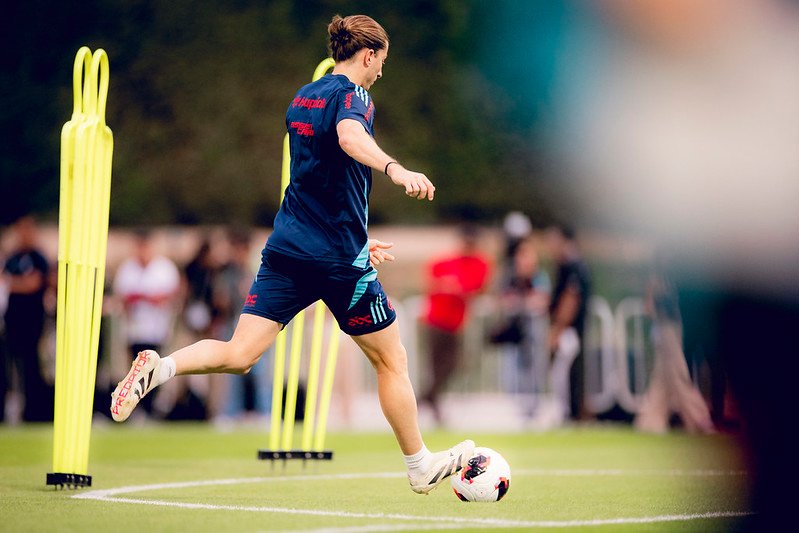 Filipe Luís banca DNA rubro-negro e aposta em plano para neutralizar PSG na final Intercontinental 2 Filipe Luís durante treino do Flamengo em Doha, no Mundial - Foto: Adriano Fontes/Flamengo