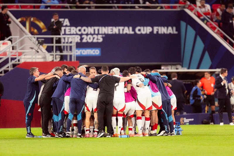 Elenco do Flamengo unido no intercontinental contra o PSG, no Catar - Foto: Gilvan de Souza/Flamengo