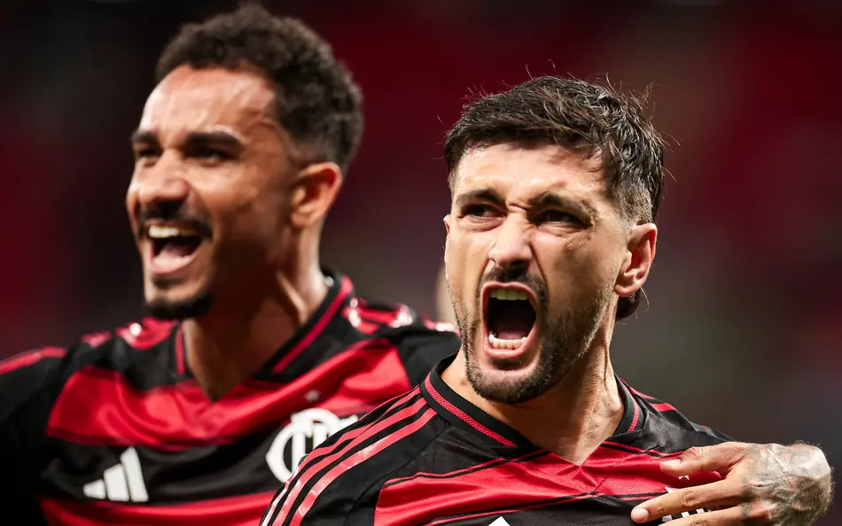 Flamengo usa a cabeça, vence o Pyramids e fica a um passo de conquistar o mundo novamente 2 Arrascaeta e Danilo comemoram gol do Flamengo contra o Pyramids no Mundial - Foto: Gilvan de Souza/Flamengo