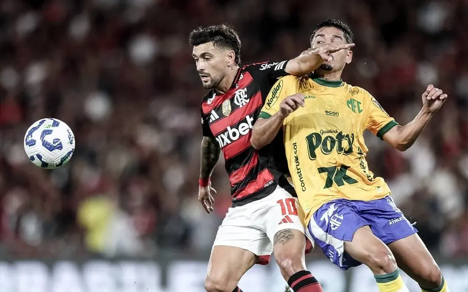 Flamengo planeja alterar logística do Intercontinental em caso de título antecipado do Brasileirão 2 Giorgian De Arrascaeta em disputa de bola durante a partida entre Flamengo e Mirassol - Foto: Gilvan de Souza/Flamengo